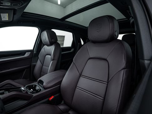 Used 2025 Porsche Cayenne image 21