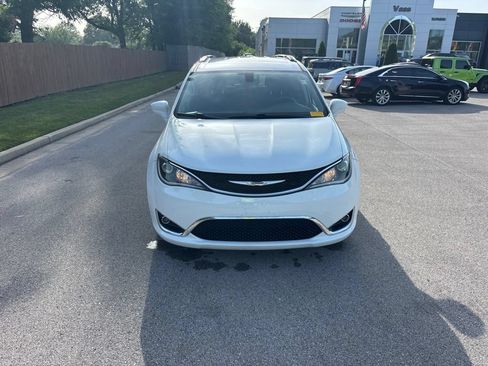 Used 2020 Chrysler Pacifica Touring-L FWD image 8