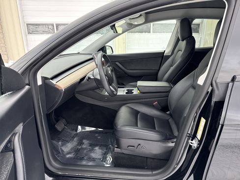 Used 2022 Tesla Model Y Long Range image 15