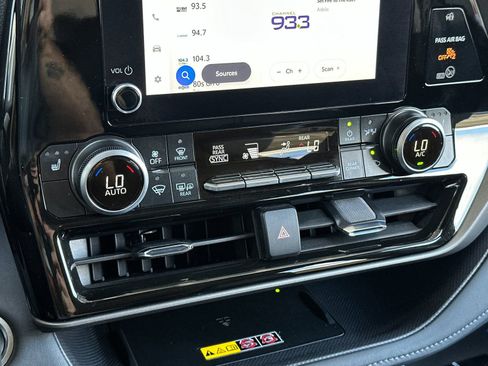 Used 2025 Toyota Highlander XLE FWD image 20