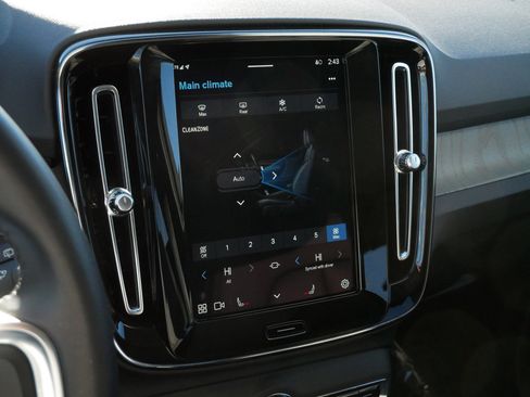 Used 2024 Volvo XC40 B5 Core image 22