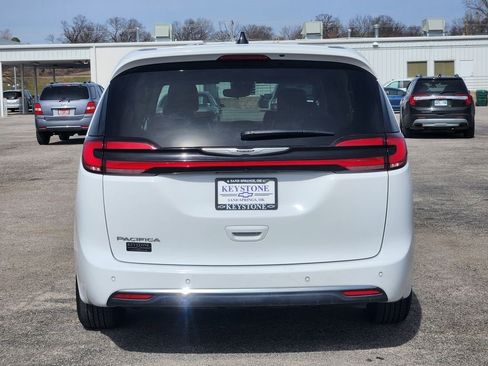 Used 2024 Chrysler Pacifica Touring-L FWD image 6
