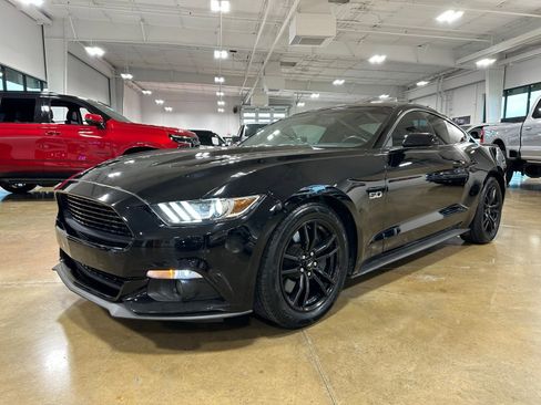 Used 2017 Ford Mustang GT RWD image 3