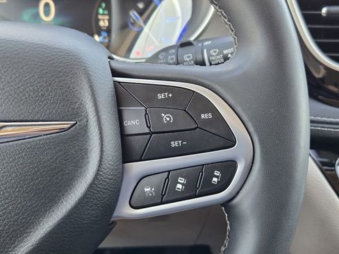 Used 2024 Chrysler Pacifica Select image 29