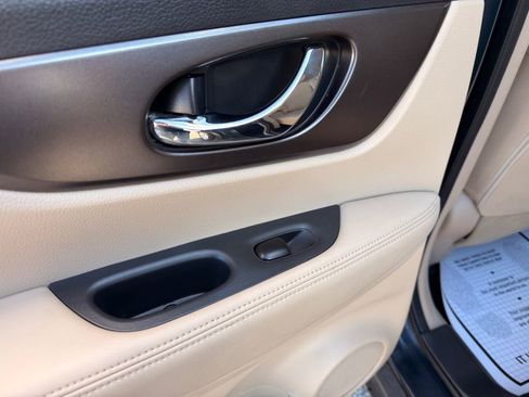 Used 2016 Nissan Rogue SV w/ SV Premium Package image 41