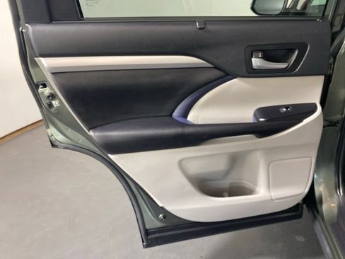 Used 2019 Toyota Highlander XLE AWD/4WD image 28