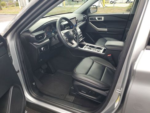 Used 2023 Ford Explorer XLT w/ Equipment Group 202A AWD/4WD image 18