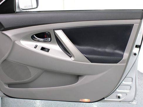 Used 2010 Toyota Camry SE image 49