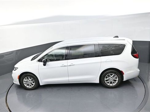 New 2026 Chrysler Pacifica Select image 12