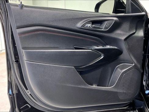 Used 2025 Chevrolet Trax RS w/ Sunroof Package image 21