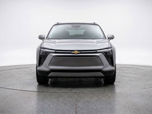 Used 2025 Chevrolet Blazer LT FWD image 2