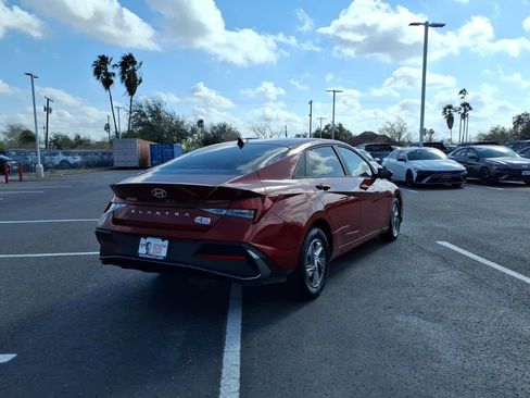 Used 2025 Hyundai Elantra SE image 5