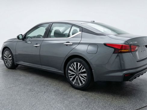 Used 2025 Nissan Altima 2.5 SV FWD image 6