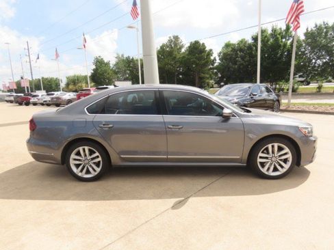 Used 2017 Volkswagen Passat 1.8T SEL Premium FWD image 8