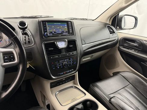 Used 2013 Chrysler Town & Country Touring-L w/ Driver Convenience Group FWD image 14