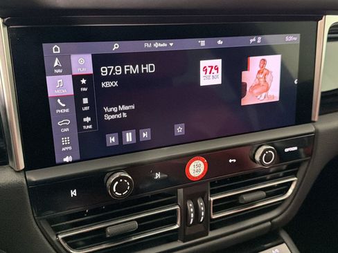 Certified 2023 Porsche Macan AWD/4WD image 22