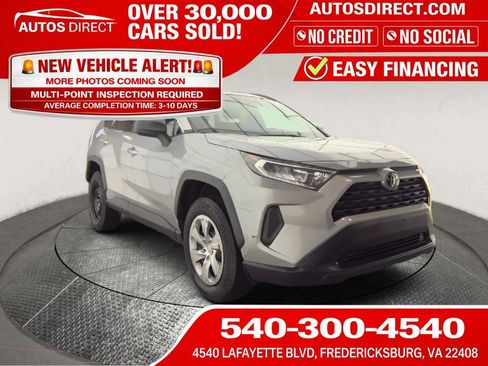 Used 2021 Toyota RAV4 LE image 1