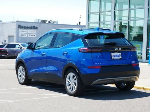 Used 2023 Chevrolet Bolt EUV LT w/ Comfort Package FWD image 3