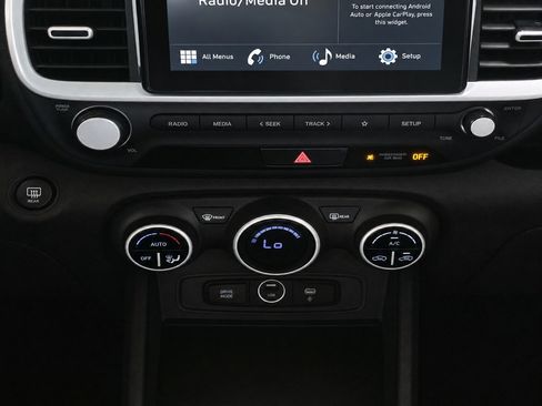 Used 2023 Hyundai Venue Limited FWD image 10