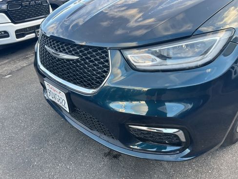 Used 2022 Chrysler Pacifica Touring-L image 9