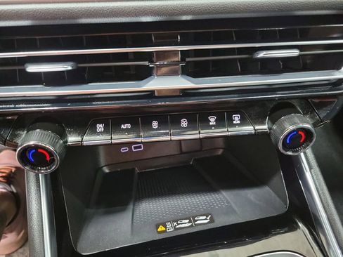 Used 2024 Chevrolet Traverse LT image 70