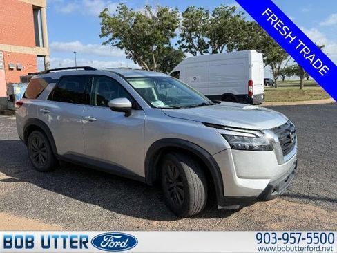 Used 2022 Nissan Pathfinder SV AWD/4WD image 2
