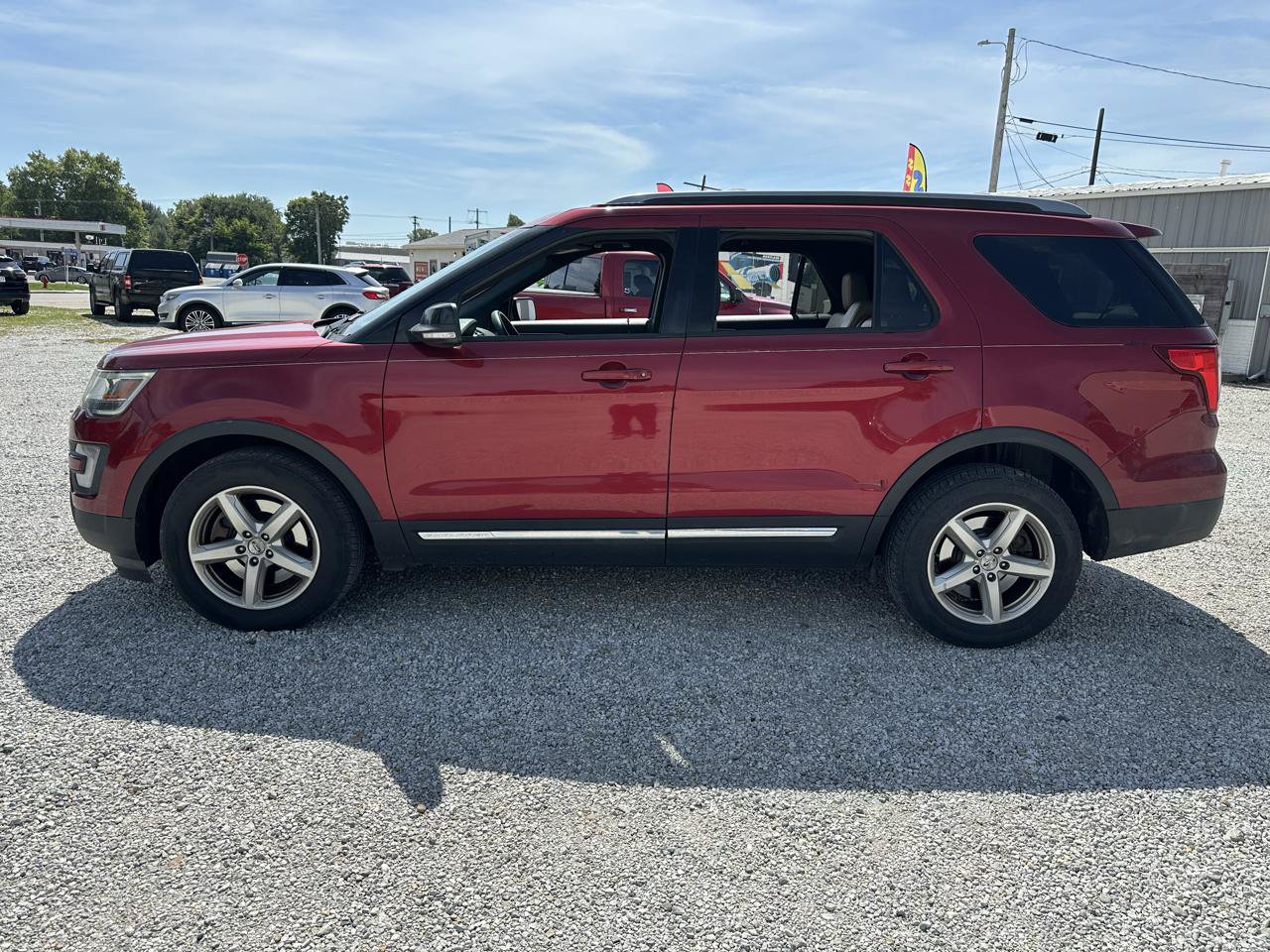 Used 2017 Ford Explorer XLT w/ Equipment Group 202A AWD/4WD image 4