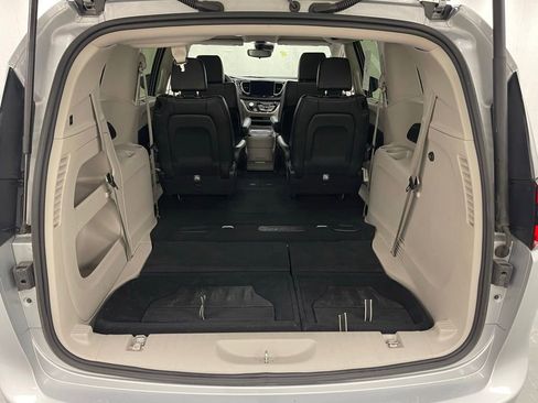 Used 2024 Chrysler Pacifica Touring-L image 6