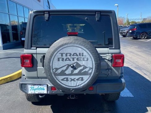 Used 2018 Jeep Wrangler Unlimited Sahara image 8