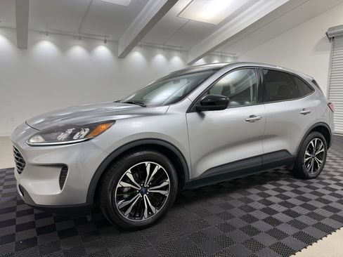 Used 2021 Ford Escape SE w/ SE Sport Appearance Package image 3