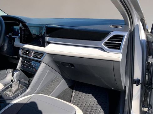 Certified 2025 Volkswagen Taos SE image 17