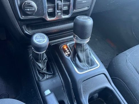 Used 2022 Jeep Wrangler Unlimited Sahara AWD/4WD image 17