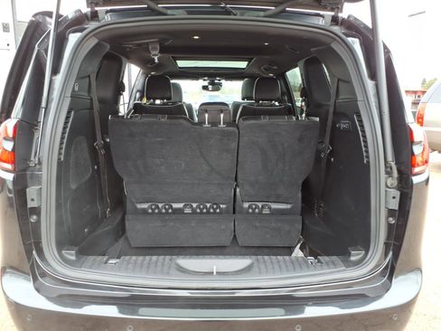 Used 2022 Chrysler Pacifica Limited w/ S Appearance Package FWD image 12