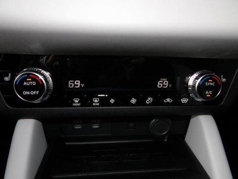 New 2025 Mitsubishi Outlander SE image 22