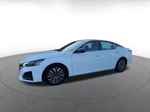Used 2025 Nissan Altima 2.5 SV FWD image 8
