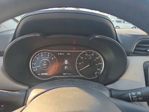 Used 2020 Nissan Versa SV image 3