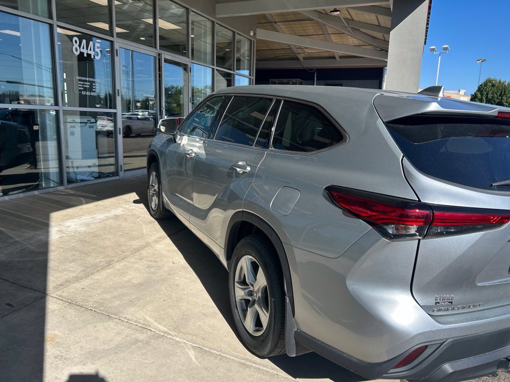 Used 2021 Toyota Highlander L AWD/4WD image 5