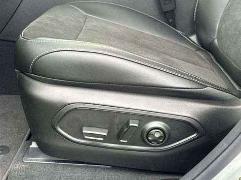 New 2025 Jeep Grand Cherokee Altitude image 10