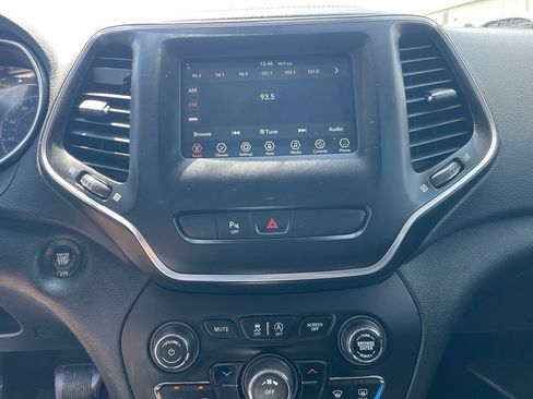 Used 2019 Jeep Cherokee Latitude Plus w/ Cold Weather Group AWD/4WD image 23