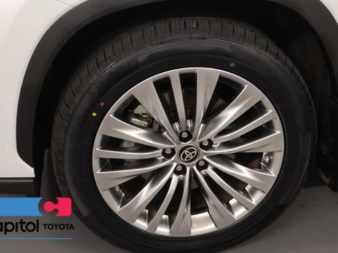 Certified 2024 Toyota Highlander Platinum AWD/4WD image 8
