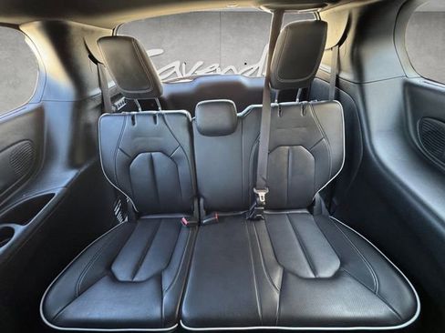 Used 2023 Chrysler Pacifica Limited w/ Uconnect Theater Family Group image 22