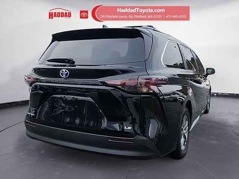 Used 2025 Toyota Sienna LE image 5