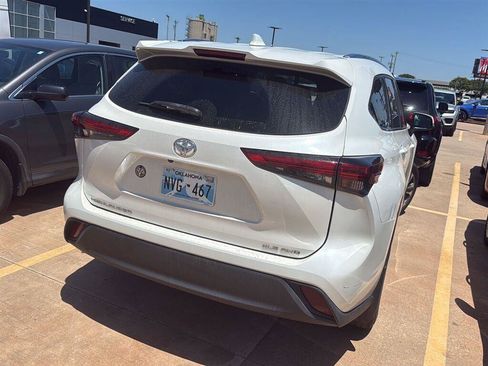 Used 2021 Toyota Highlander XLE AWD/4WD image 9
