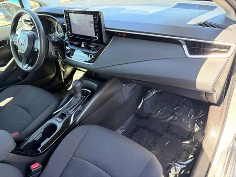 Used 2022 Toyota Corolla LE image 32