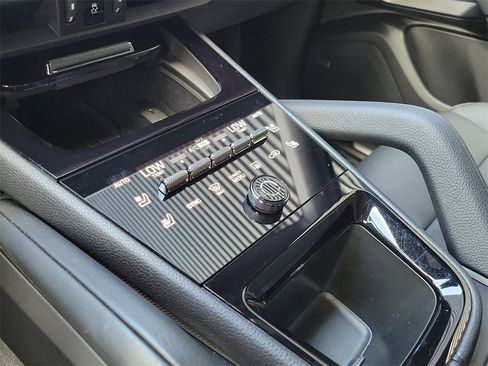 Used 2025 Porsche Cayenne image 33