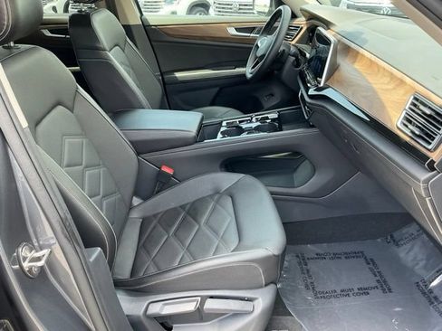Used 2025 Volkswagen Atlas SE AWD/4WD image 23