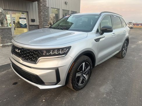 Used 2022 Kia Sorento S image 2
