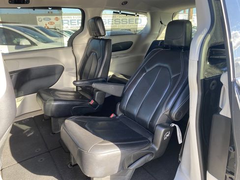 Used 2022 Chrysler Pacifica Touring-L FWD image 16