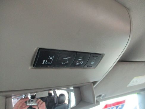 Used 2014 Chrysler Town & Country Touring FWD image 36