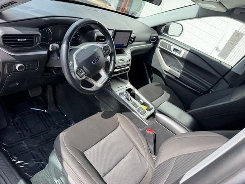 Used 2022 Ford Explorer XLT RWD image 2